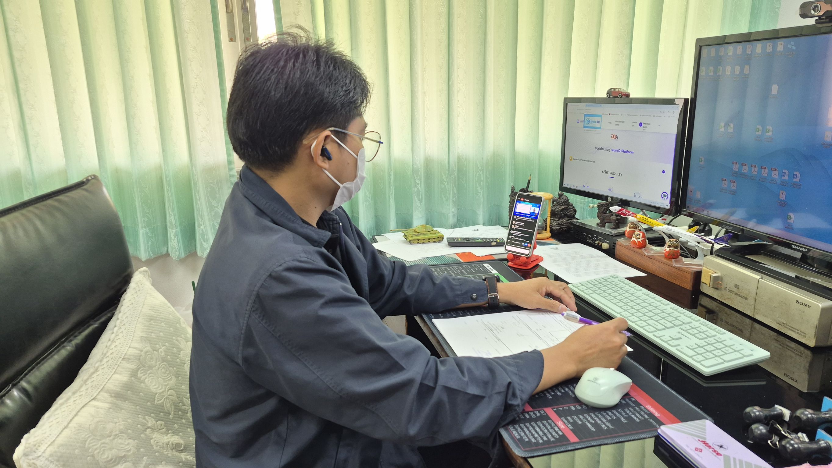 title - ปฏิรูปที่ดินจังหวัดเพชรบุรี พร้อมด้วยเจ้าหน้าที่ ส.ป.ก.เพชรบุรี ร่วมติดตามการถ่ายทอดสดการประชุมสัมมนาการมอบนโยบายและแนวทางการจัดทำงบประมาณรายจ่ายประจำปีงบประมาณ พ.ศ. 2570